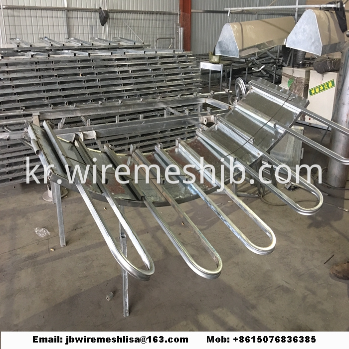 Hot Dipped Galvanized Cattle Hay Bale Feeder